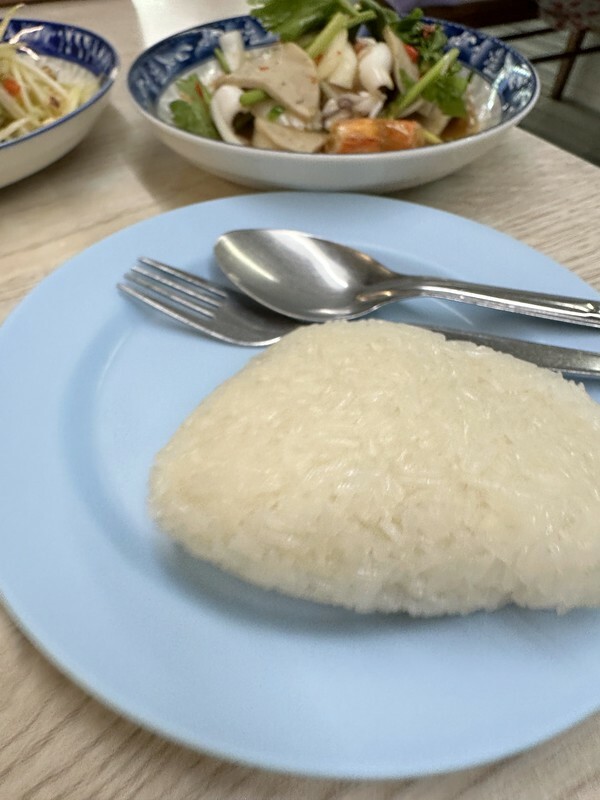 泰國曼谷美食｜Hai Somtam Convent/ไฮส้มตำคอนแวนต์，在市區品嚐平價美味的泰北料理。（Hai Som附近美食）