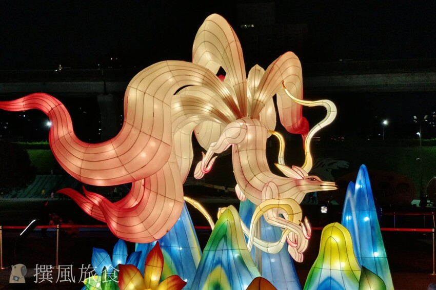 新北市三重區【2024新北燈會】精緻傳統新春花燈讓人驚喜！可拍拍互動的充氣恐龍區小朋友必愛上！