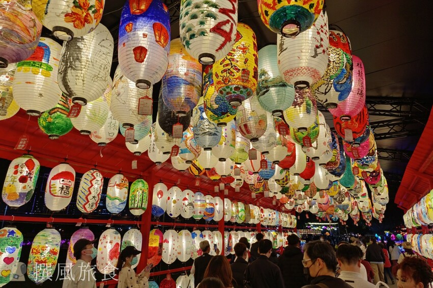 新北市三重區【2024新北燈會】精緻傳統新春花燈讓人驚喜！可拍拍互動的充氣恐龍區小朋友必愛上！