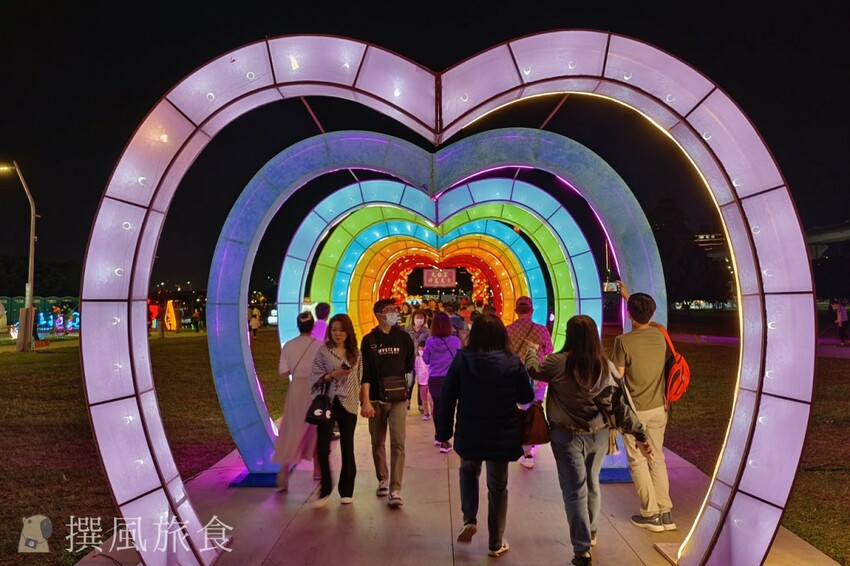 新北市三重區【2024新北燈會】精緻傳統新春花燈讓人驚喜！可拍拍互動的充氣恐龍區小朋友必愛上！