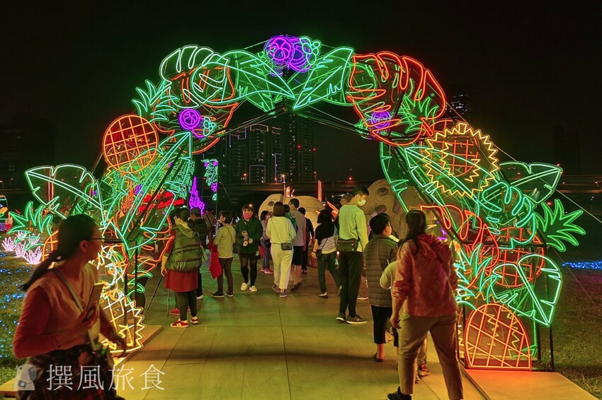 新北市三重區【2024新北燈會】精緻傳統新春花燈讓人驚喜！可拍拍互動的充氣恐龍區小朋友必愛上！