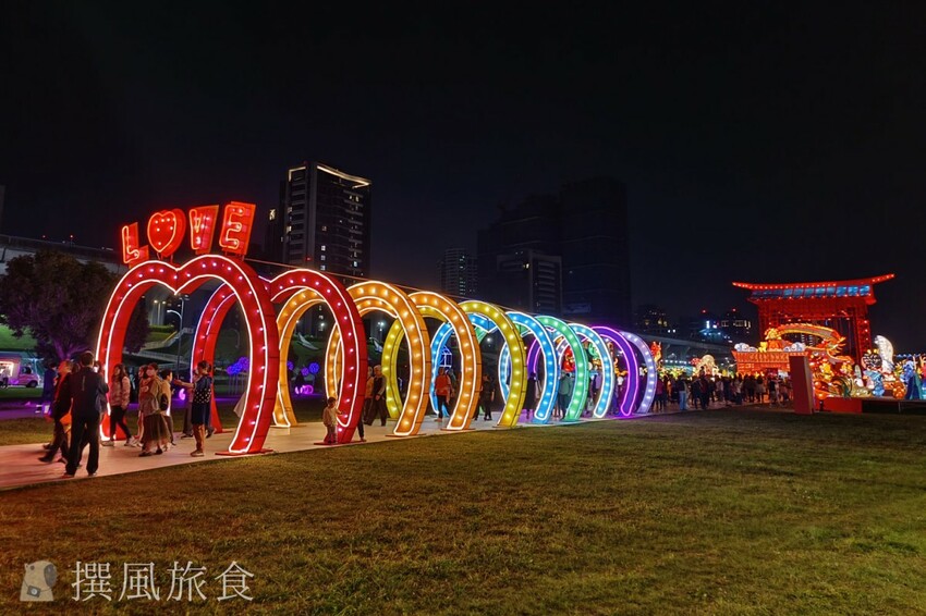 新北市三重區【2024新北燈會】精緻傳統新春花燈讓人驚喜！可拍拍互動的充氣恐龍區小朋友必愛上！