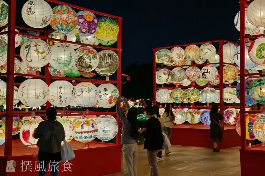 新北市三重區【2024新北燈會】精緻傳統新春花燈讓人驚喜！可拍拍互動的充氣恐龍區小朋友必愛上！