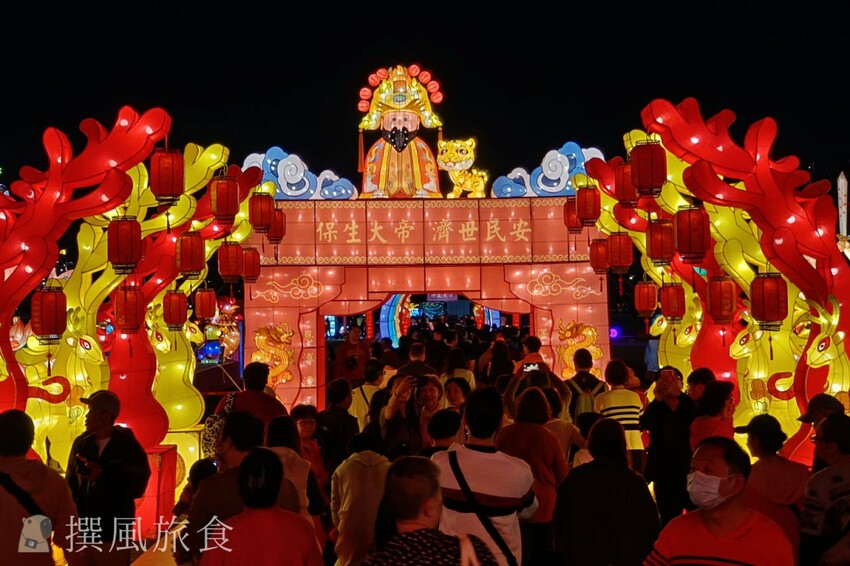 新北市三重區【2024新北燈會】精緻傳統新春花燈讓人驚喜！可拍拍互動的充氣恐龍區小朋友必愛上！