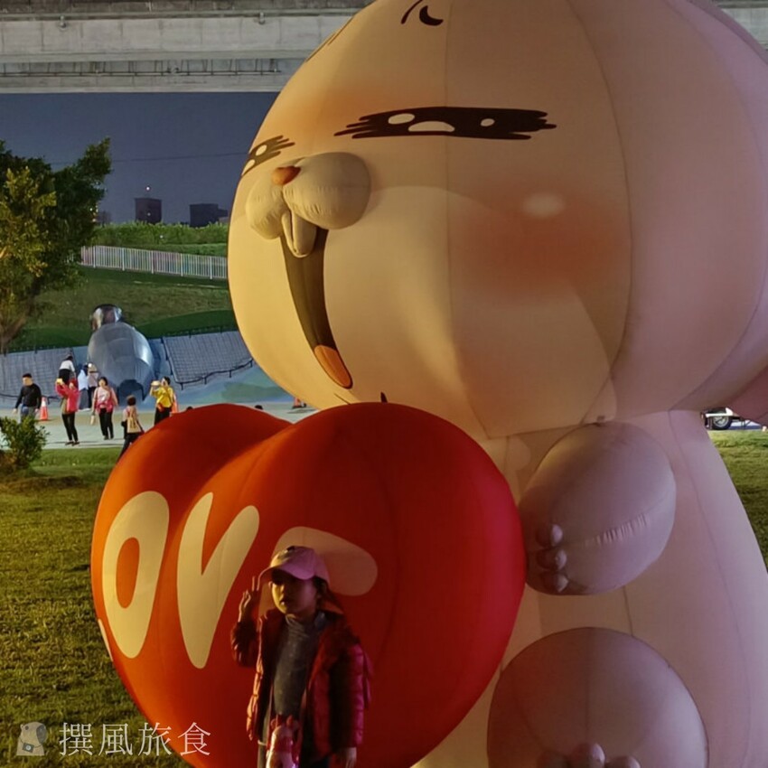 新北市三重區【2024新北燈會】精緻傳統新春花燈讓人驚喜！可拍拍互動的充氣恐龍區小朋友必愛上！