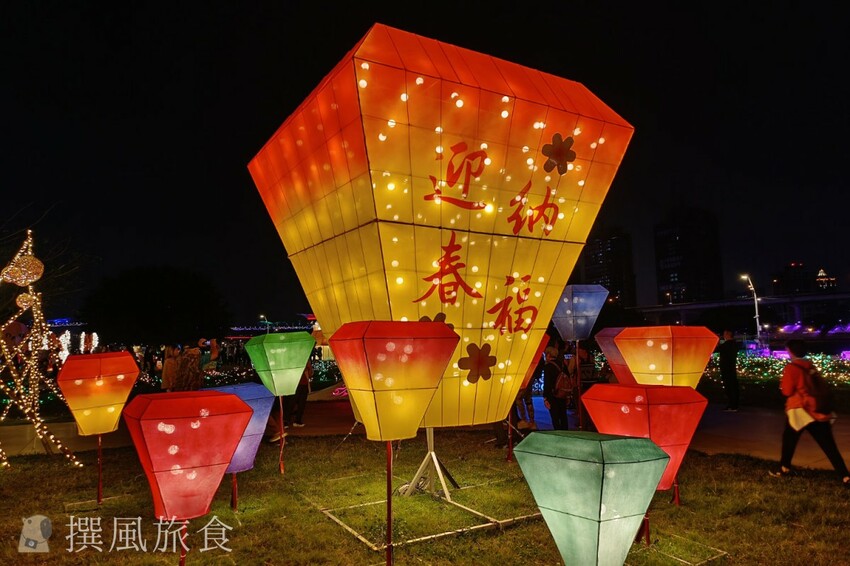 新北市三重區【2024新北燈會】精緻傳統新春花燈讓人驚喜！可拍拍互動的充氣恐龍區小朋友必愛上！