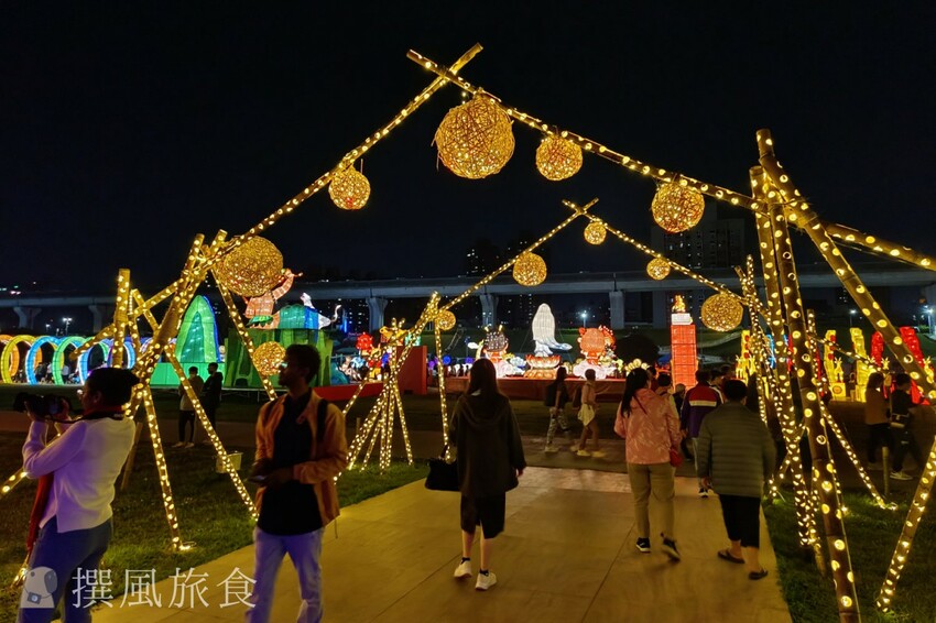 新北市三重區【2024新北燈會】精緻傳統新春花燈讓人驚喜！可拍拍互動的充氣恐龍區小朋友必愛上！