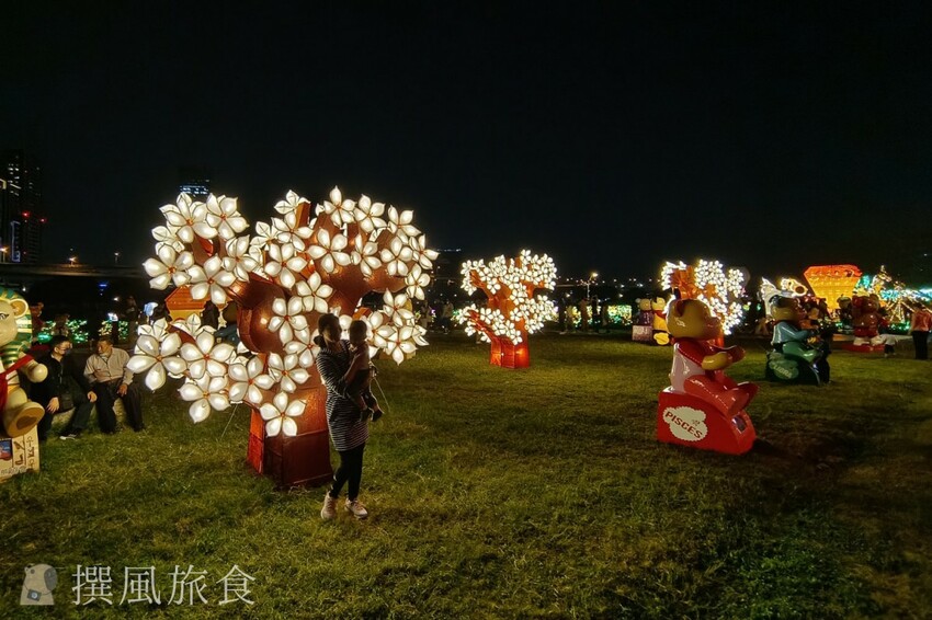 新北市三重區【2024新北燈會】精緻傳統新春花燈讓人驚喜！可拍拍互動的充氣恐龍區小朋友必愛上！