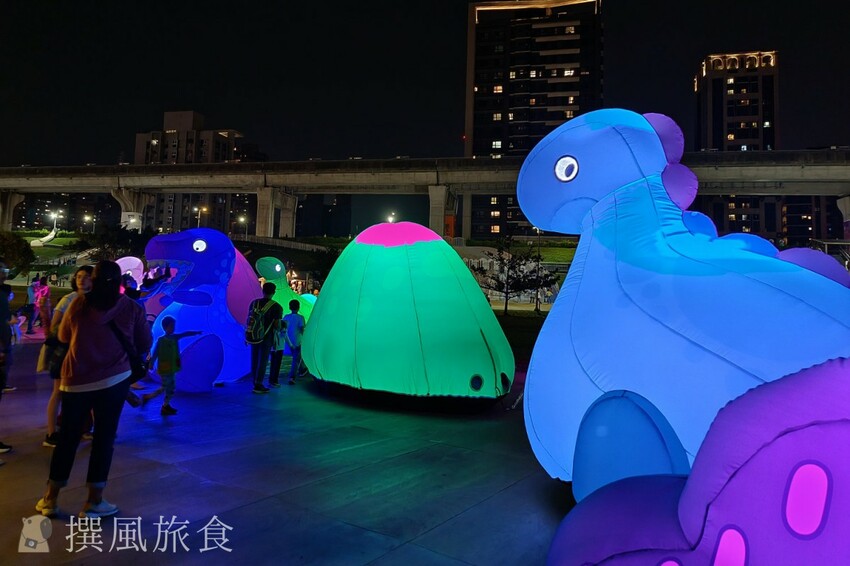 新北市三重區【2024新北燈會】精緻傳統新春花燈讓人驚喜！可拍拍互動的充氣恐龍區小朋友必愛上！