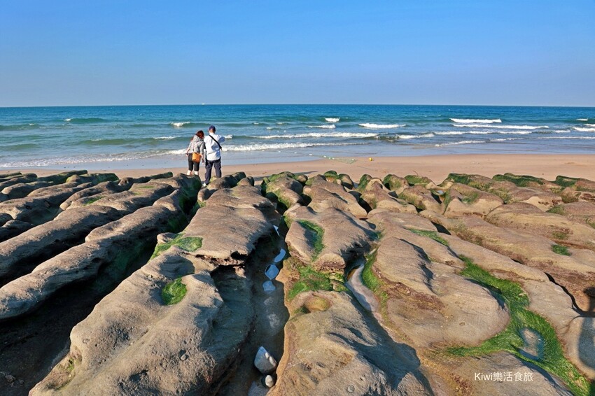 新北市石門區新北石門老梅綠石槽|石門季節限定景點抹茶地毯超療癒!湛藍海洋搭配限定場景只有這裡才有!