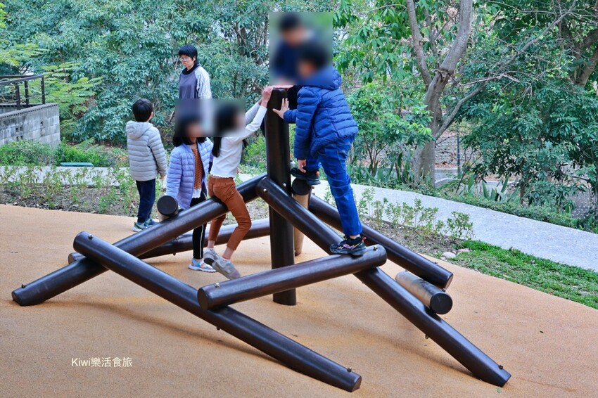 彰化縣彰化市彰化景點八卦山溜滑梯︱彰化親子景點推薦親子探索區溜滑梯、攀岩區，八卦山大佛風景區遊客中心內