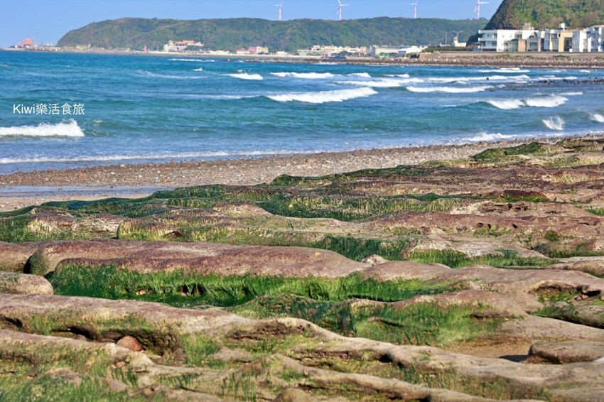 新北市石門區新北石門老梅綠石槽|石門季節限定景點抹茶地毯超療癒!湛藍海洋搭配限定場景只有這裡才有!