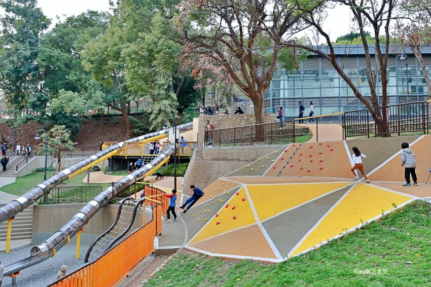 彰化縣彰化市彰化景點八卦山溜滑梯︱彰化親子景點推薦親子探索區溜滑梯、攀岩區，八卦山大佛風景區遊客中心內