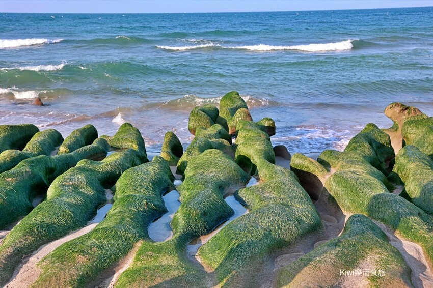 新北市石門區新北石門老梅綠石槽|石門季節限定景點抹茶地毯超療癒!湛藍海洋搭配限定場景只有這裡才有!