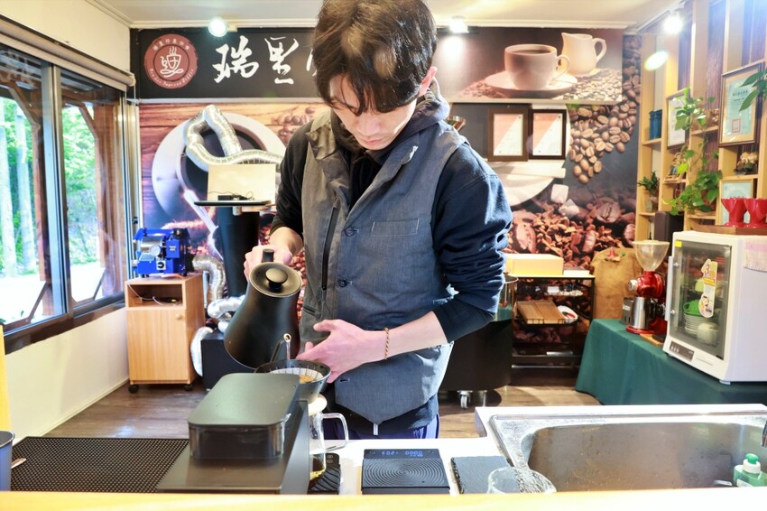 嘉義縣梅山鄉2024嘉義瑞里紫藤花季|漫遊瑞里紫藤花兩日遊行程,跟著嘉義166觀光軸線賞紫藤花廊秘境.咖啡烘焙體驗.竹林