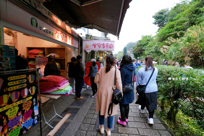 平溪老街 ❙ 超人氣老街美食小吃,平溪車站放天燈,新北平溪一 平溪老街 ❙ 超人氣老街美食小吃,平溪車站放天燈,新北平溪一