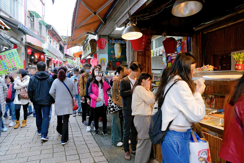 平溪老街 ❙ 超人氣老街美食小吃,平溪車站放天燈,新北平溪一 平溪老街 ❙ 超人氣老街美食小吃,平溪車站放天燈,新北平溪一