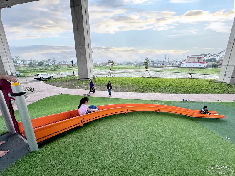 宜蘭縣冬山鄉武淵水火同源親子公園》滾輪溜滑梯、大碗公溜滑梯、戲水池大沙坑攀爬網