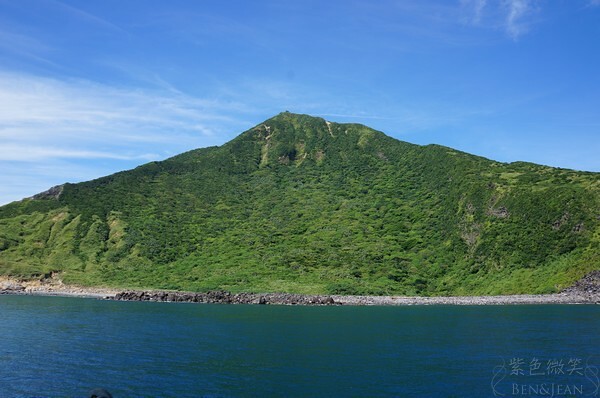 宜蘭縣頭城鎮龜山島賞鯨|龜山島半日遊》賞鯨登島繞島三合一,賞龜山島八景,牛奶海立槳好好玩