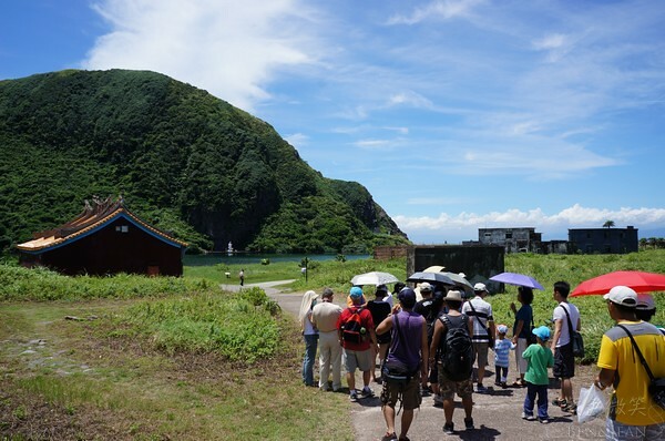 宜蘭縣頭城鎮龜山島賞鯨|龜山島半日遊》賞鯨登島繞島三合一,賞龜山島八景,牛奶海立槳好好玩