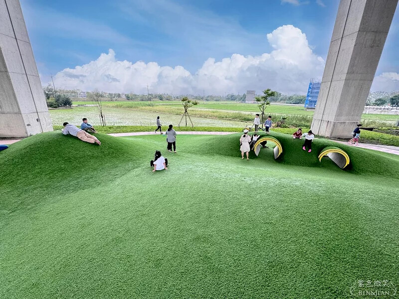 宜蘭縣冬山鄉武淵水火同源親子公園》滾輪溜滑梯、大碗公溜滑梯、戲水池大沙坑攀爬網