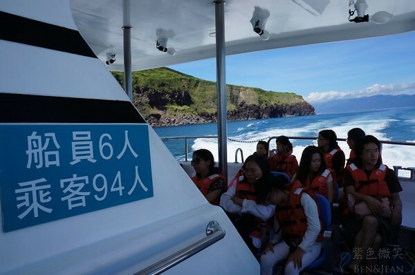宜蘭縣頭城鎮龜山島賞鯨|龜山島半日遊》賞鯨登島繞島三合一,賞龜山島八景,牛奶海立槳好好玩