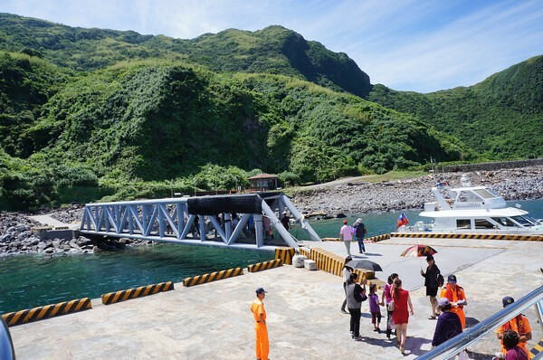 宜蘭縣頭城鎮龜山島賞鯨|龜山島半日遊》賞鯨登島繞島三合一,賞龜山島八景,牛奶海立槳好好玩