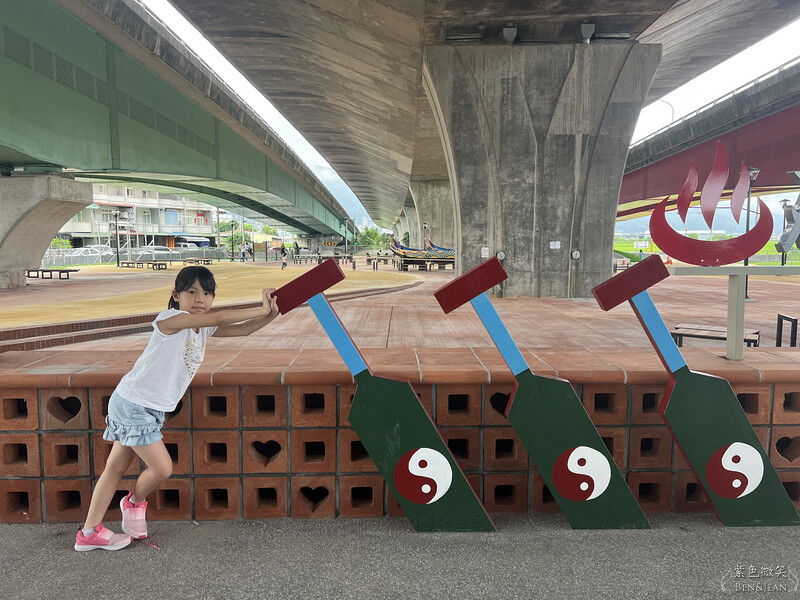宜蘭縣礁溪鄉礁溪二龍之心親子公園》龍舟溜滑梯、大碗公溜滑梯挖沙坑、體健設施免費玩，還能遮陽擋雨、競渡龍舟真好拍