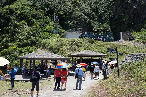 宜蘭縣頭城鎮龜山島賞鯨|龜山島半日遊》賞鯨登島繞島三合一,賞龜山島八景,牛奶海立槳好好玩