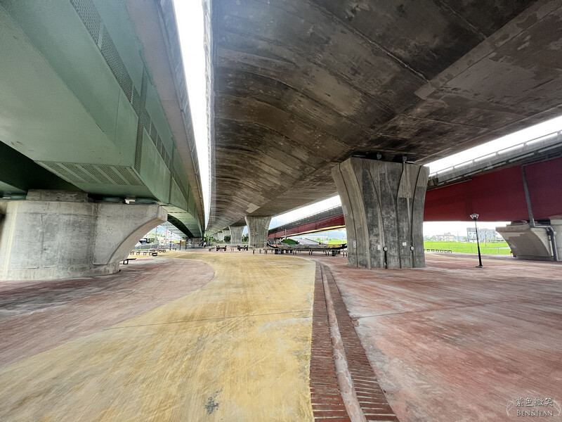 宜蘭縣礁溪鄉礁溪二龍之心親子公園》龍舟溜滑梯、大碗公溜滑梯挖沙坑、體健設施免費玩，還能遮陽擋雨、競渡龍舟真好拍
