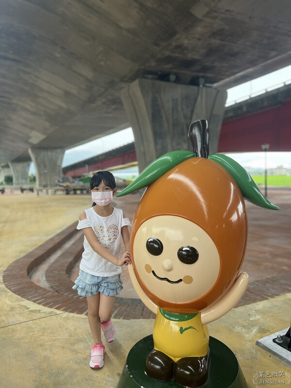 宜蘭縣礁溪鄉礁溪二龍之心親子公園》龍舟溜滑梯、大碗公溜滑梯挖沙坑、體健設施免費玩，還能遮陽擋雨、競渡龍舟真好拍