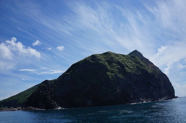 宜蘭縣頭城鎮龜山島賞鯨|龜山島半日遊》賞鯨登島繞島三合一,賞龜山島八景,牛奶海立槳好好玩