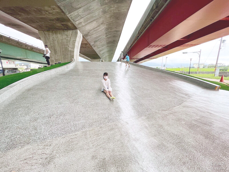 宜蘭縣礁溪鄉礁溪二龍之心親子公園》龍舟溜滑梯、大碗公溜滑梯挖沙坑、體健設施免費玩，還能遮陽擋雨、競渡龍舟真好拍