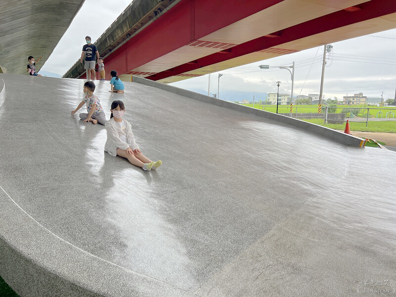 宜蘭縣礁溪鄉礁溪二龍之心親子公園》龍舟溜滑梯、大碗公溜滑梯挖沙坑、體健設施免費玩，還能遮陽擋雨、競渡龍舟真好拍
