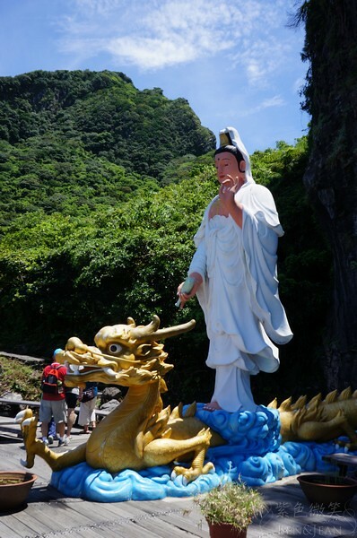 宜蘭縣頭城鎮龜山島賞鯨|龜山島半日遊》賞鯨登島繞島三合一,賞龜山島八景,牛奶海立槳好好玩