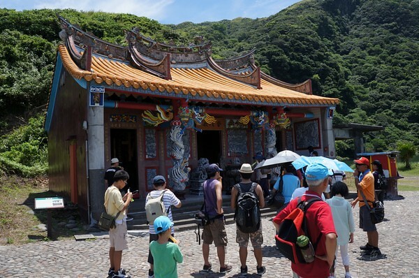 宜蘭縣頭城鎮龜山島賞鯨|龜山島半日遊》賞鯨登島繞島三合一,賞龜山島八景,牛奶海立槳好好玩