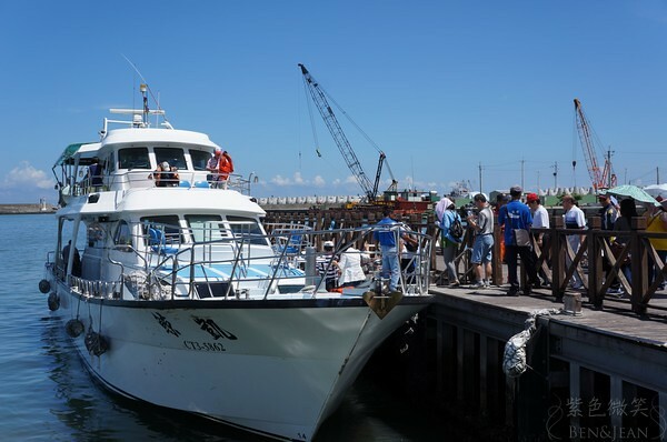宜蘭縣頭城鎮龜山島賞鯨|龜山島半日遊》賞鯨登島繞島三合一,賞龜山島八景,牛奶海立槳好好玩