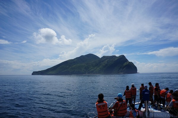 宜蘭縣頭城鎮龜山島賞鯨|龜山島半日遊》賞鯨登島繞島三合一,賞龜山島八景,牛奶海立槳好好玩