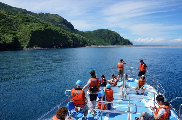 宜蘭縣頭城鎮龜山島賞鯨|龜山島半日遊》賞鯨登島繞島三合一,賞龜山島八景,牛奶海立槳好好玩