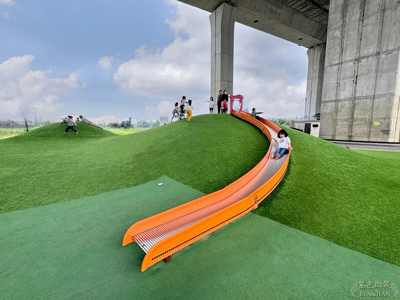 宜蘭縣冬山鄉武淵水火同源親子公園》滾輪溜滑梯、大碗公溜滑梯、戲水池大沙坑攀爬網