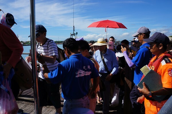 宜蘭縣頭城鎮龜山島賞鯨|龜山島半日遊》賞鯨登島繞島三合一,賞龜山島八景,牛奶海立槳好好玩
