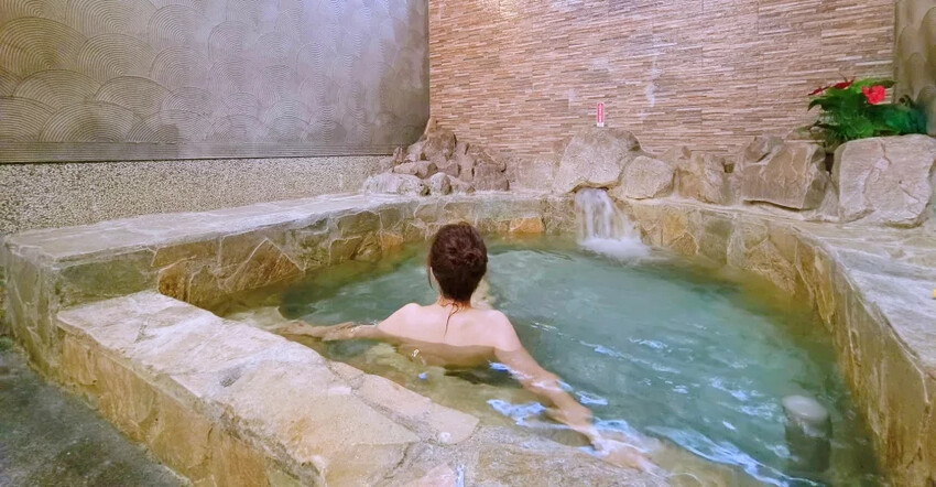 宜蘭縣礁溪鄉礁溪二龍之心親子公園》龍舟溜滑梯、大碗公溜滑梯挖沙坑、體健設施免費玩，還能遮陽擋雨、競渡龍舟真好拍