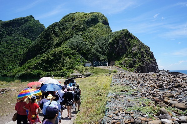 宜蘭縣頭城鎮龜山島賞鯨|龜山島半日遊》賞鯨登島繞島三合一,賞龜山島八景,牛奶海立槳好好玩