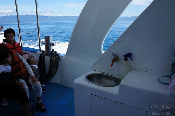 宜蘭縣頭城鎮龜山島賞鯨|龜山島半日遊》賞鯨登島繞島三合一,賞龜山島八景,牛奶海立槳好好玩