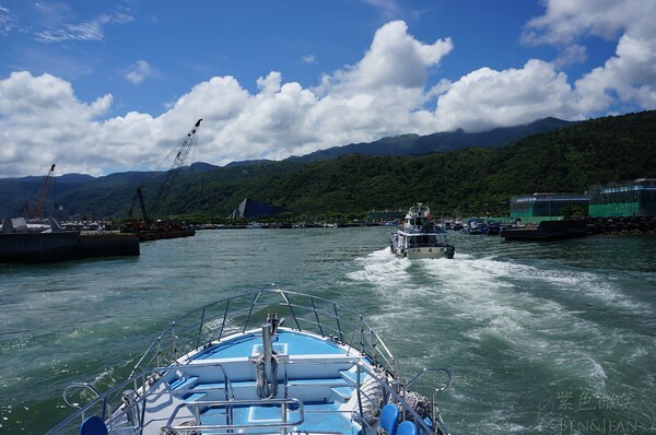 宜蘭縣頭城鎮龜山島賞鯨|龜山島半日遊》賞鯨登島繞島三合一,賞龜山島八景,牛奶海立槳好好玩