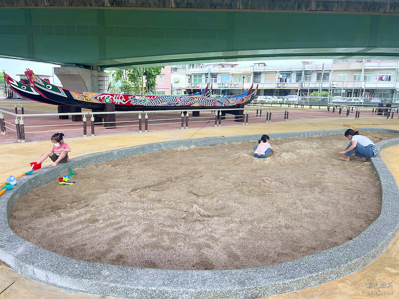 宜蘭縣礁溪鄉礁溪二龍之心親子公園》龍舟溜滑梯、大碗公溜滑梯挖沙坑、體健設施免費玩，還能遮陽擋雨、競渡龍舟真好拍