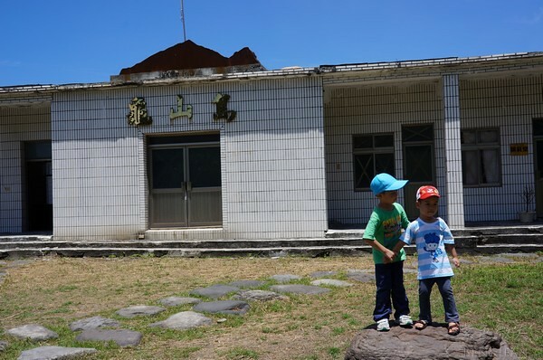 宜蘭縣頭城鎮龜山島賞鯨|龜山島半日遊》賞鯨登島繞島三合一,賞龜山島八景,牛奶海立槳好好玩