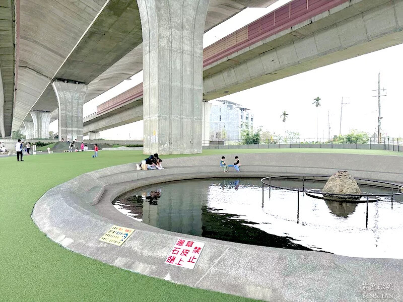 宜蘭縣冬山鄉武淵水火同源親子公園》滾輪溜滑梯、大碗公溜滑梯、戲水池大沙坑攀爬網
