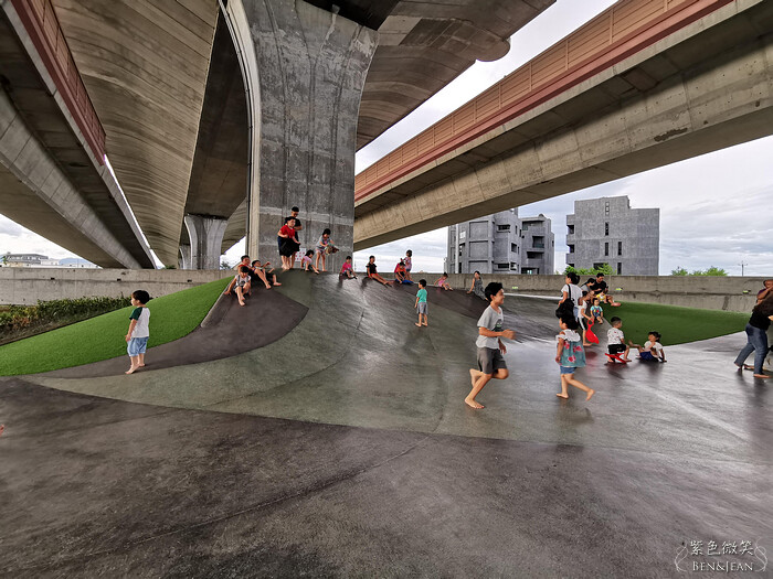 宜蘭縣冬山鄉武淵水火同源親子公園》滾輪溜滑梯、大碗公溜滑梯、戲水池大沙坑攀爬網