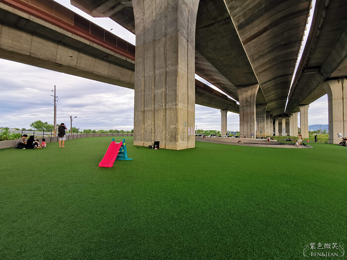 宜蘭縣冬山鄉武淵水火同源親子公園》滾輪溜滑梯、大碗公溜滑梯、戲水池大沙坑攀爬網